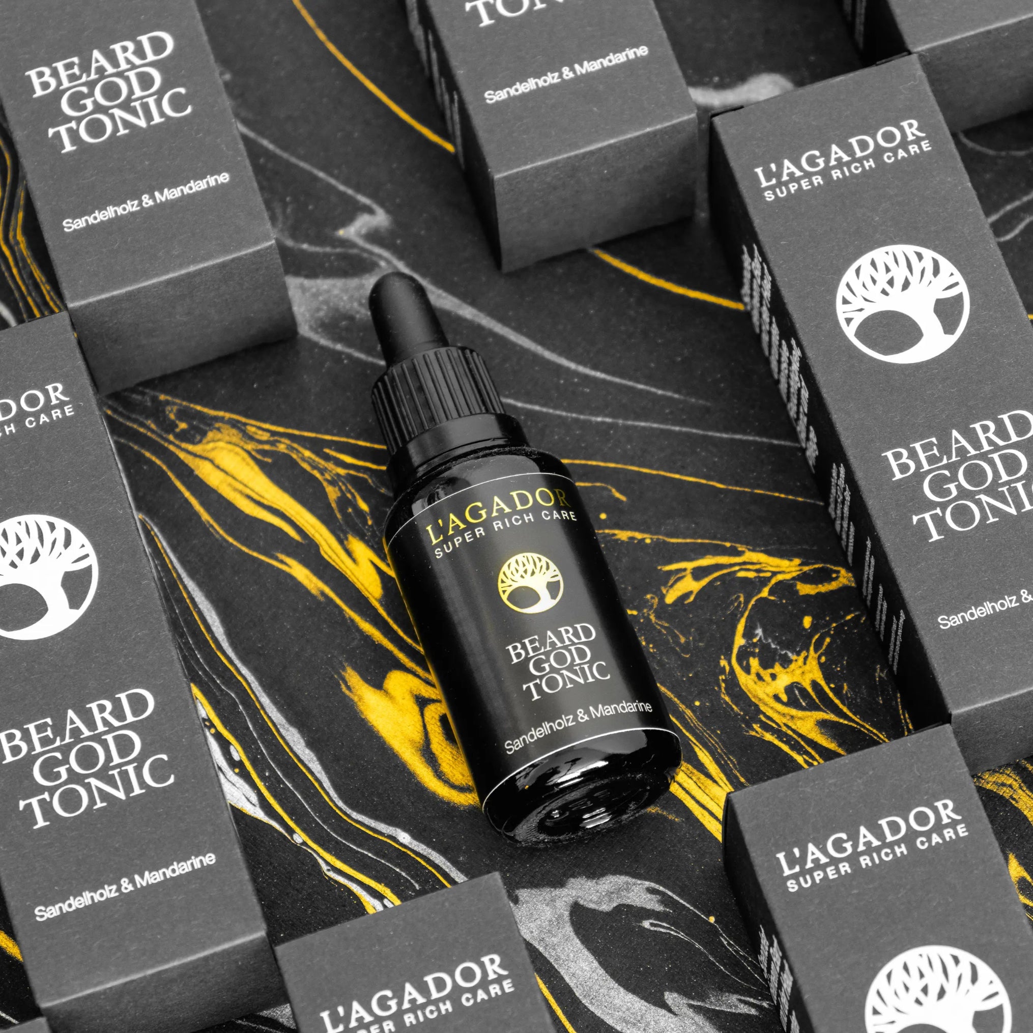 Isometrische Darstellung des Bartpflegeöls Beard God Tonic von L’AGADOR auf schwarzem Hintergrund mit goldenem Muster