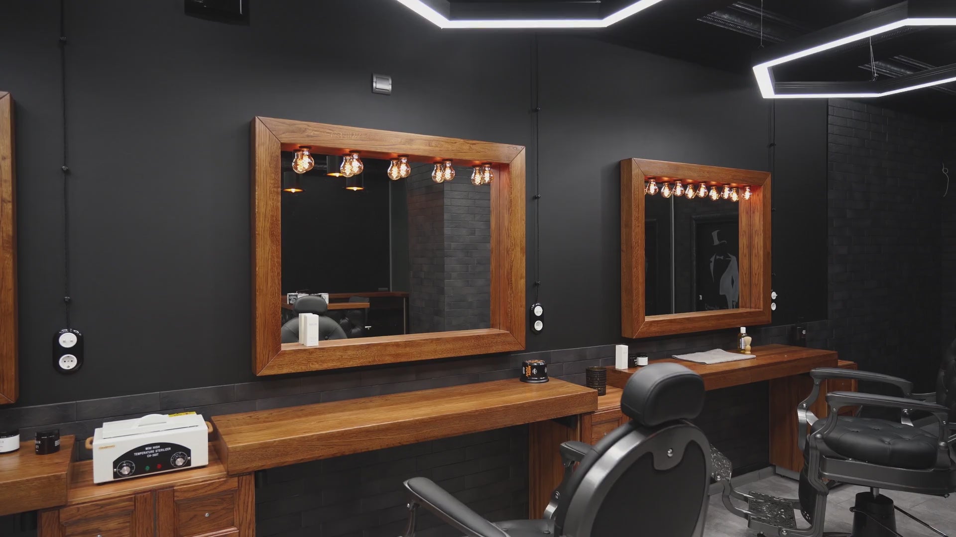 Barbershop Innenaufnahme zeigt stilvolles Ambiente, Barberstühle, Spiegel und Accessoires.